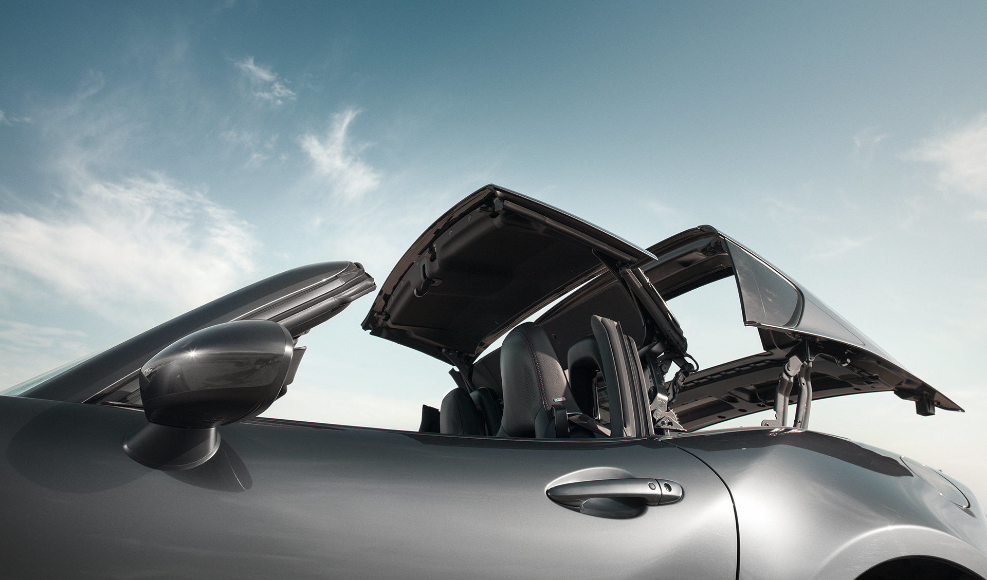 ramp mazda mx5, ramp mazda mx5, editorial, spain, ramp, red indians, mazda, mx5,transportation, kai tietz, anke luckmann, www.ankeluckmann.com, detail