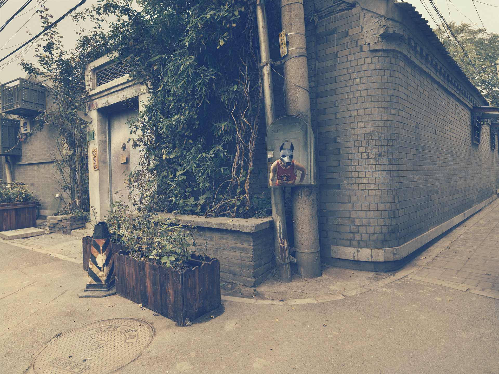 ©ankeluckmann1775, wintercroft, masken, beijing,china, www.ankeluckmann.com, parkour, peking, fine art, personal work, urban, goes awards, hutong, mirror, doberman